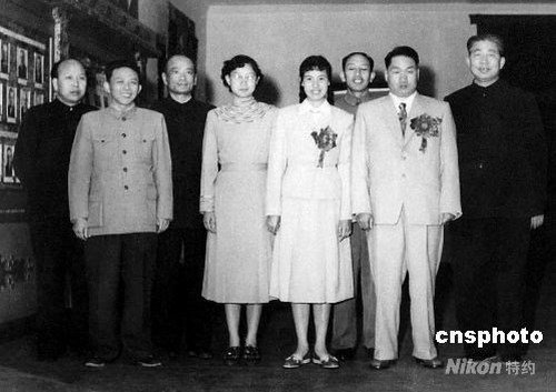 1960年，毛泽东儿子毛岸青在青岛治精神病时，被结婚。邵华与他手不碰手，他不知结婚是啥玩意儿！