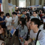 中国大学应届毕业生就业困难，习近平命令1000万学生下乡接受农民教育适应中国国情