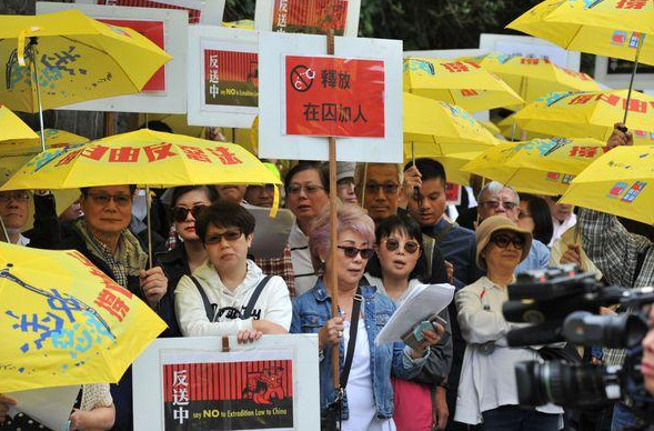 加拿大香港人在温哥华中领馆前示威抗议