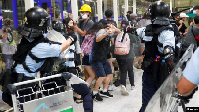 香港当地时间星期二(8月13日)深夜，防爆警察冲进香港国际机场与示威者发生冲突