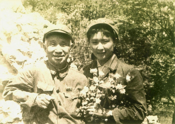 陈惠敏（右）与粟裕大将摄于文革后期。粟裕曾是陈父军中上级