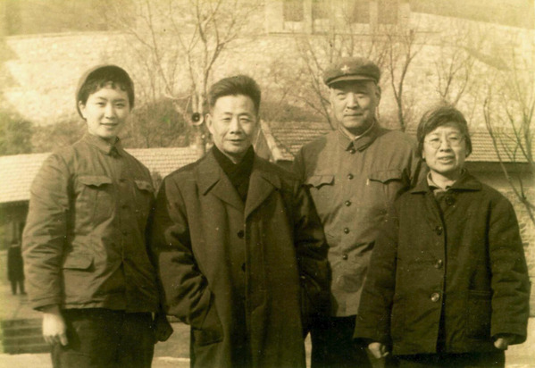 前香港新华社社长许家屯（左二），曾是陈惠敏（左一）父亲新四军部队的下属。摄于文革期间