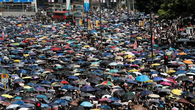 上周日20日，35万香港示威者无视警方禁令，坚持集会游行抗议