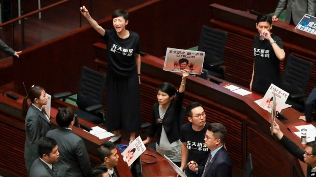 林郑月娥立法会施政报告被抗议声打断