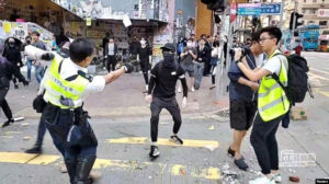 中共警察实弹射击香港示威者