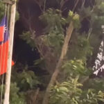 香港中文大学学生在球场上升起中华民国国旗