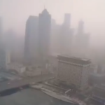 武汉笼罩在神秘的雾霾之中，引人猜测死亡人数可能是无法想象的高