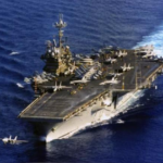 美军“独立号”航空母舰1996年间航行在西太平洋的画面