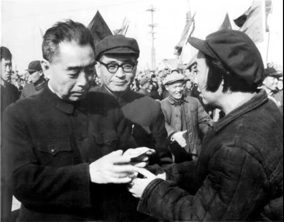 周恩来接见正在大庆深入生活的孙维世，1965年