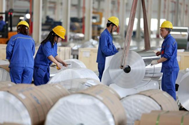 2017年5月20日，中国安徽省淮北一家铝业生产厂的工人正在包装铝带。(STR/AFP/Getty Images)