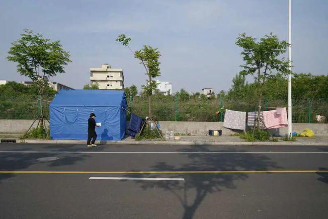 5月2日，上海市闵行区，一家三口从方舱出院后，原房东不愿再将房子租给他们，他们无法回到租住小区，被临时安置在小区附近的救灾帐篷里