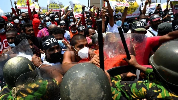 斯里兰卡民众火烧接受中共贿赂的总理府，大量民众在总统府洗澡