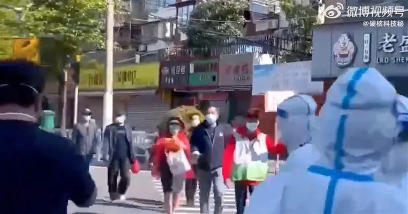 上海封城 - 马路上全是穿著防护服的医护人员， 上海社区举牌带队逛超市
