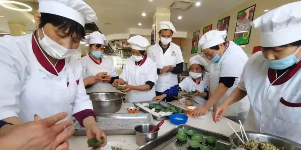 阿青和食堂员工一起包饺子