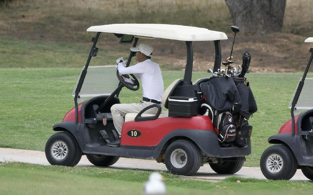 马云手持高尔夫球棍，以及坐在高尔夫球车上的照片，显示他正在岛上打高尔夫球