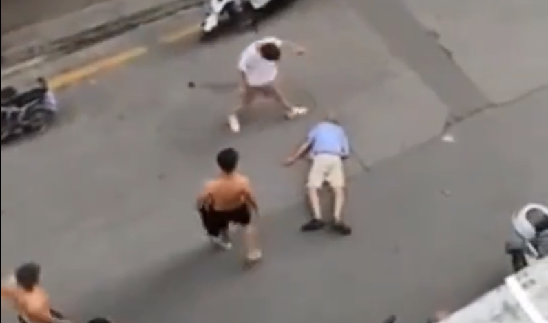 中国爆出当街殴打老人 把头当球踢影片曝光