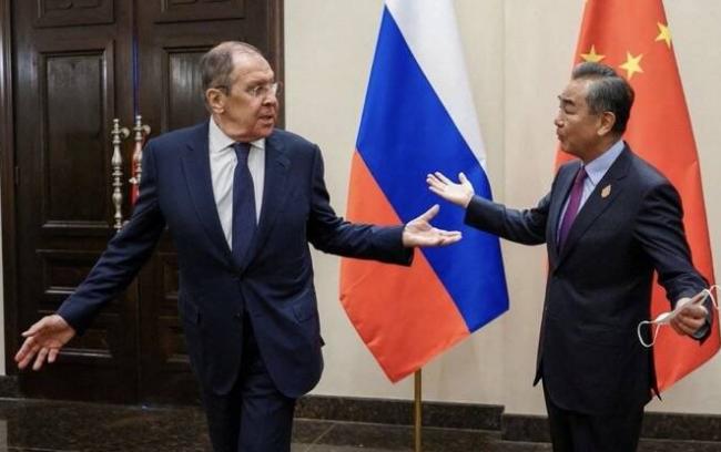 俄罗斯外长拉夫罗夫（左）出席G20外长会议，期间会晤了中国外长王毅（右）
