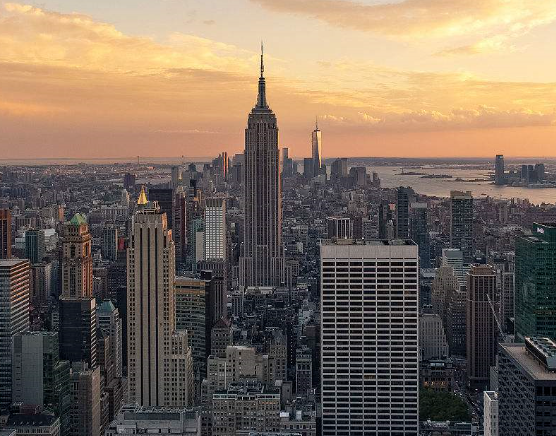 美国纽约建造起了102层的帝国大厦房地产