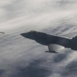 F35B在歼-20面前进入中国东海