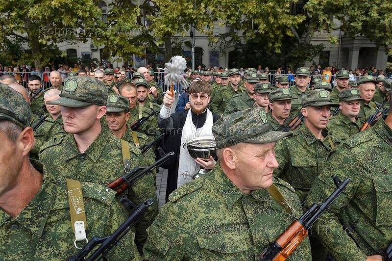 俄罗斯士兵和神职人员