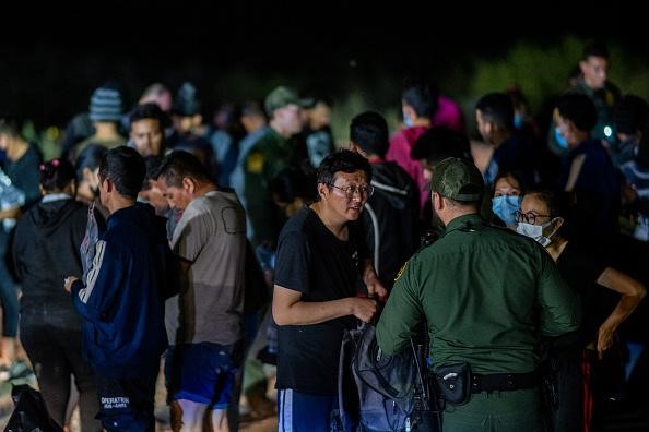 今年5月，一些中国移民穿越格兰河偷渡进入美国之后，在德州的罗马市和美国边防人员沟通