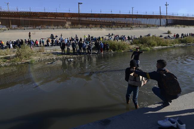 今年5月，一些中国移民穿越格兰河偷渡进入美国之后，在德州的罗马市和美国边防人员沟通