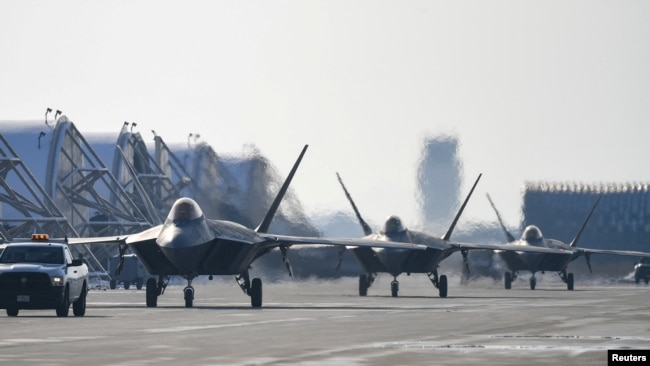 2022年12月，在韩国全罗北道群山的驻韩美军基地参加美韩军演的美国F-22战机。
