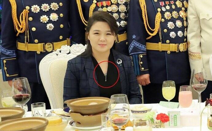 朝鲜领导人金正恩妻子李雪主出席朝鲜建军节活动时，脖子上的项鍊坠子引发热议。（图取自推特）