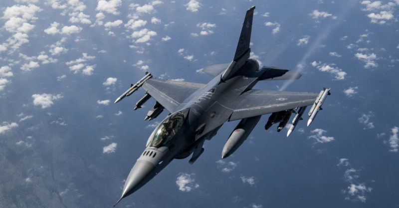 F-16 战机发射 AIM-9 响尾蛇飞弹