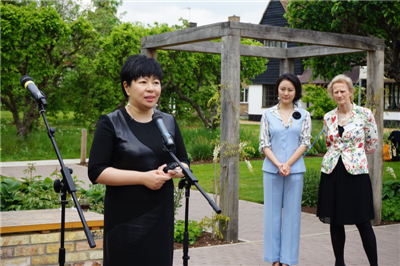 驻英国使馆临时代办陈雯应邀出席剑桥大学丘吉尔学院“晓田花园”开园仪式并致辞