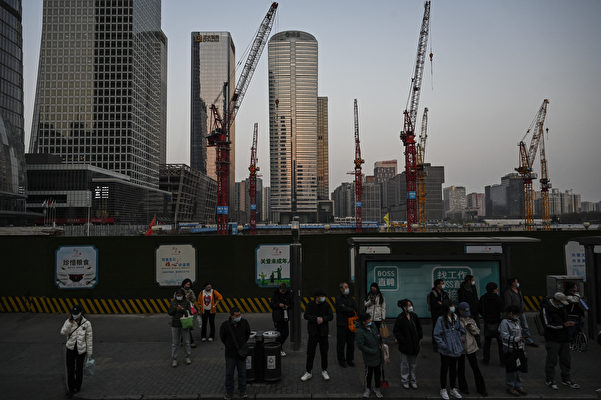 2023年3月26日，北京中央商务区一处建筑工地附近的公交车站。(Jade Gao / AFP) - 房地产