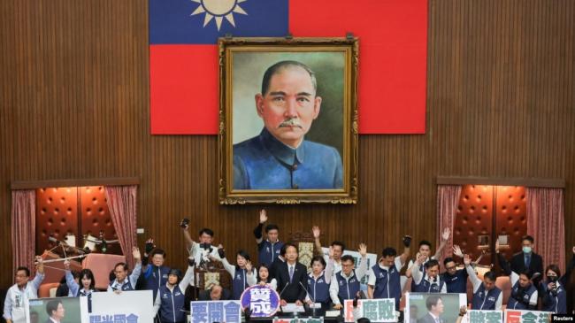 台湾立法院院长韩国瑜( 曾在北京大学学习，共产党水军曾帮助他夺取高雄市长）在观看立法院议员们的辩论。（2024年5月21日）