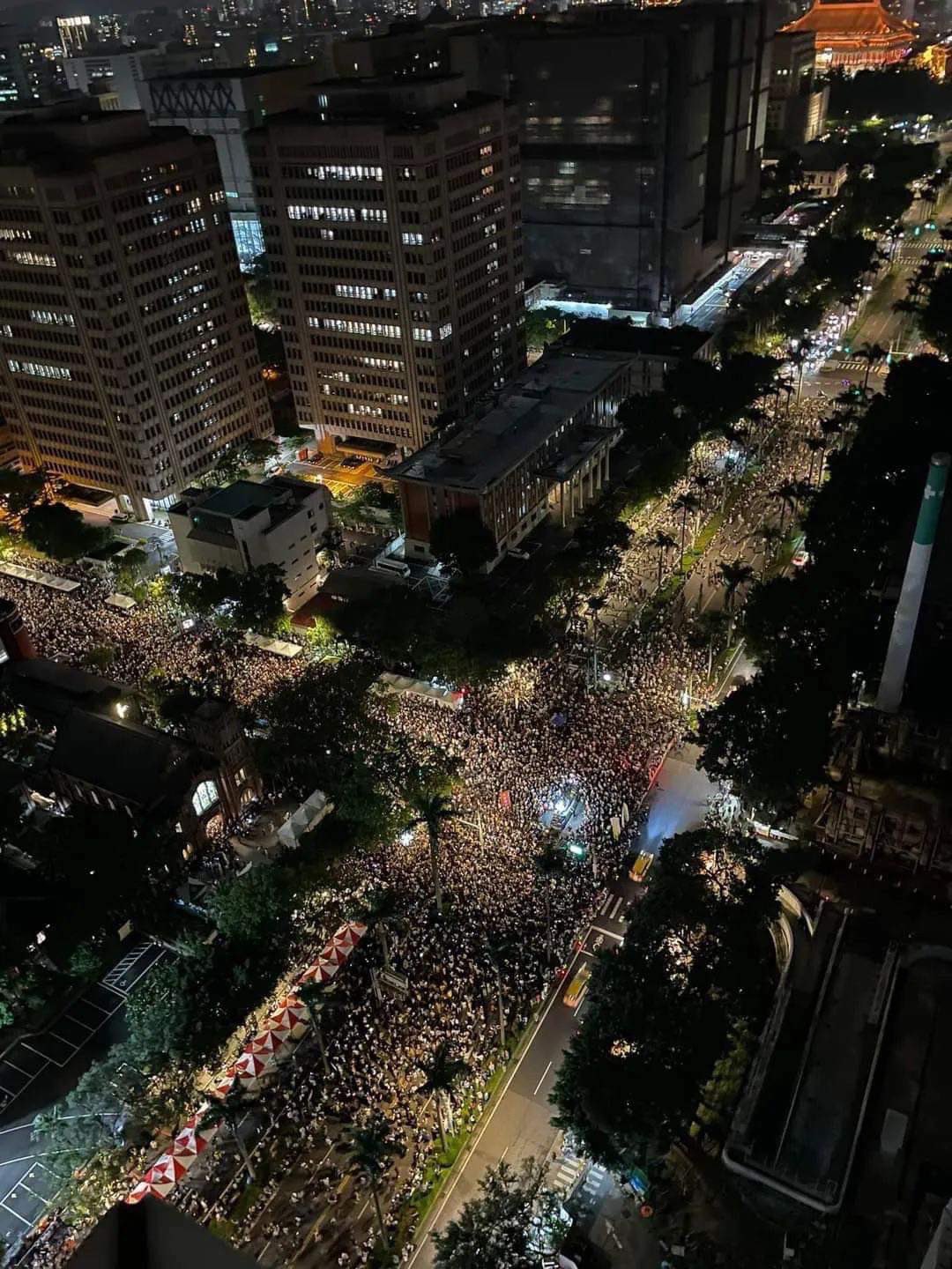 台湾民意大爆发， 十万人立法院外抗议：选他们制衡民进党，他们却选择投共！