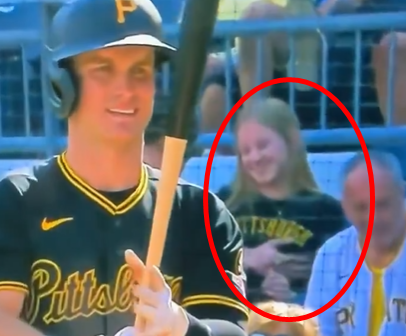 球迷坐场边&ldquo;狂揉女伴双乳&rdquo;   全程被电视转播