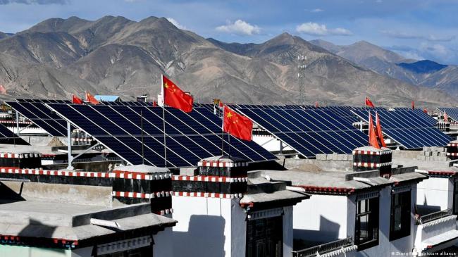 红旗飘扬的西藏日喀则