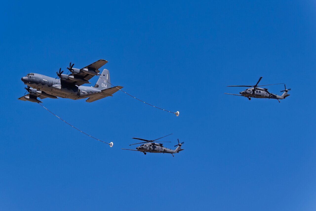 美国空军HC-130J与两架HH-60W直升机在亚利桑那州图森市的戴维斯&ndash;蒙森空军基地开放日进行战斗搜救展示，摄于2025年3月22日。 路透 飞机