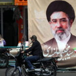 消失的伊朗最高领袖穆吉塔巴．哈米尼二哈关键时刻帮了大忙