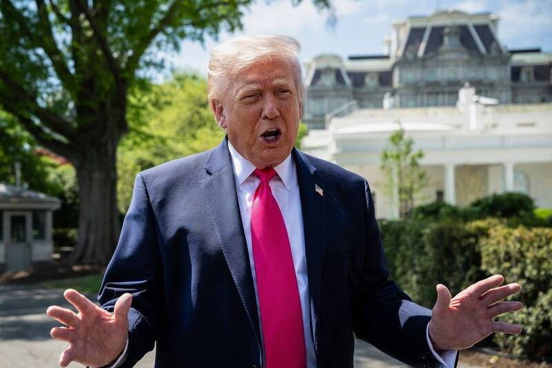 川普周四步行前往白宫南草坪的「海军陆战队一号」时告诉记者：「伊朗没有核武，而且他们已同意这点。 伊朗已同意这点，而且是非常强烈地同意。 他们也同意把那些因我们以B-2轰炸机攻击而深埋地下的核尘埃交还给我们。」（彭博）