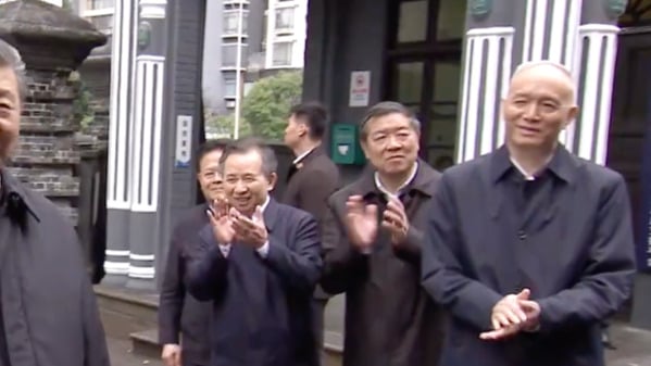 2024年3月18日，中共党魁习近平到湖南考察，蔡奇站在习近平身后，歪头看习近平的同时咧嘴冷笑。（图片来源：视频截图）