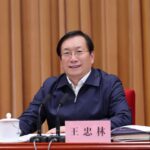元老帮携三军效忠之威兵临城下，习近平抛弃王小洪换连任惨败!