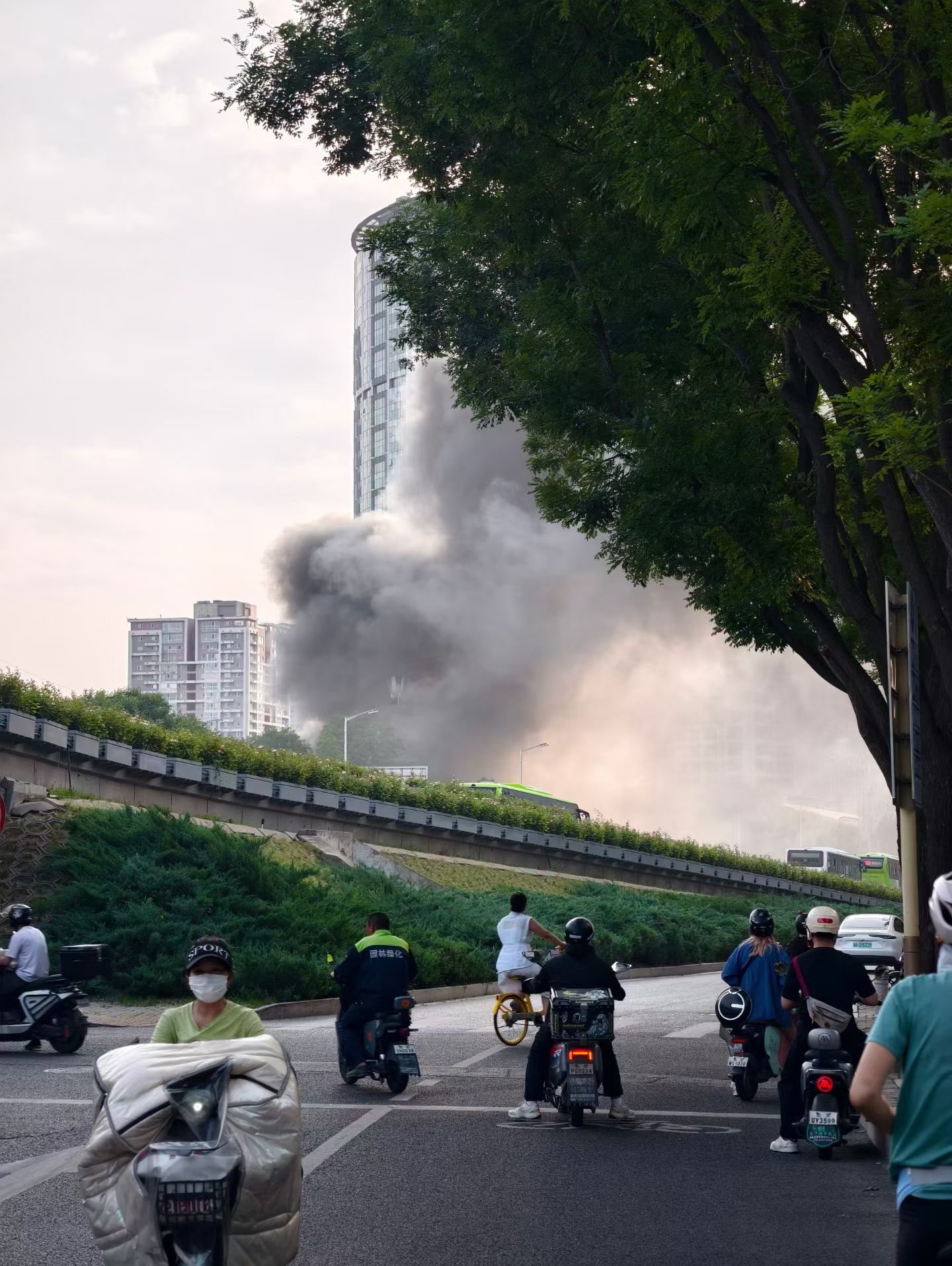 中国尊旁国贸桥大望路再起大火现场爆炸声，驻京部队打起来了