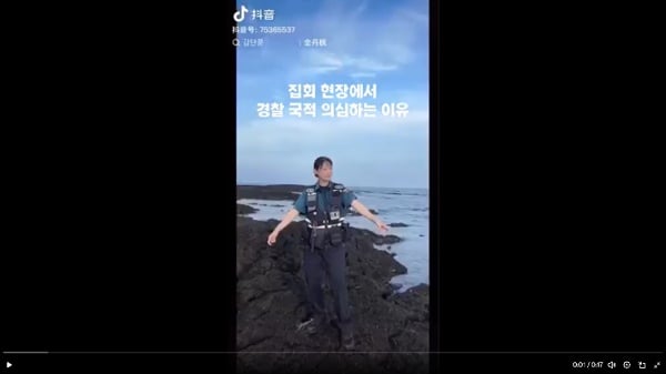 据说是在韩国当警察的中国女生在海边拍视频。（图片来源：网络图片、视频截图）