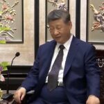 洪水夺命，习却在花海喝咖啡！两个画面引爆网络