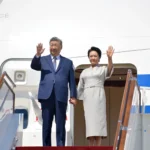 习近平外访表情懵懂紧抓彭丽媛把彭当拐杖，感觉随时可能摔倒！