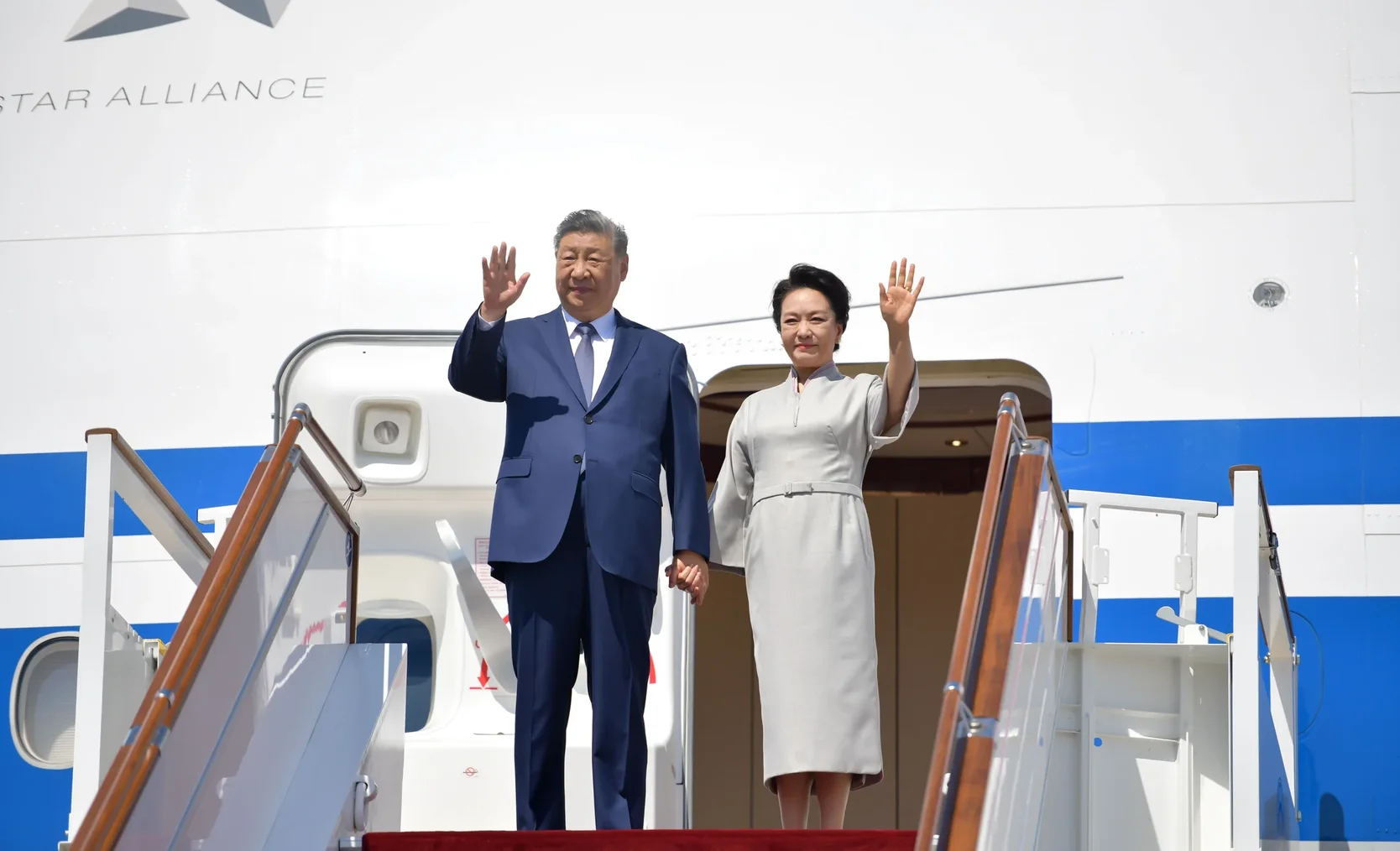 习近平外访表情懵懂紧抓彭丽媛把彭当拐杖，感觉随时可能摔倒！