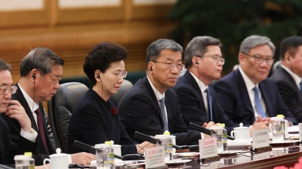 副总理何立峰、国务委员谌贻琴（左边第三）、教育部长怀进鹏、财政部长蓝佛安和商务部长王文涛