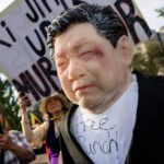 习近平听完讽刺独裁者的歌曲后大力鼓掌，川普对习近平进行民主教育