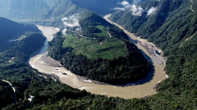 2023年5月13日拍摄于中国西藏自治区林芝市墨脱县的雅鲁藏布江某河段的空中俯瞰图